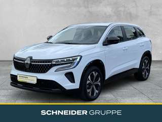Schräge Frontansicht auf einen Renault Austral , freigestellt