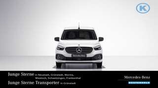 Schräge Frontansicht auf einen Mercedes-Benz Citan , freigestellt