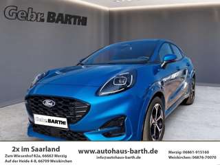 Schräge Frontansicht auf einen Ford Puma , freigestellt