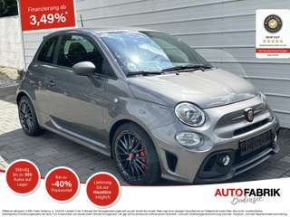 Schräge Frontansicht auf einen Fiat 500 , freigestellt