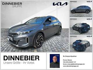 Schräge Frontansicht auf einen Kia XCeed , freigestellt