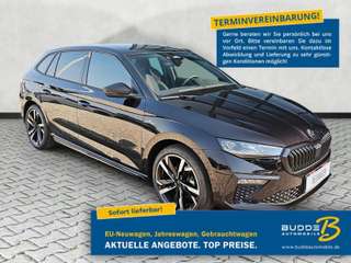 Schräge Frontansicht auf einen Skoda Scala , freigestellt