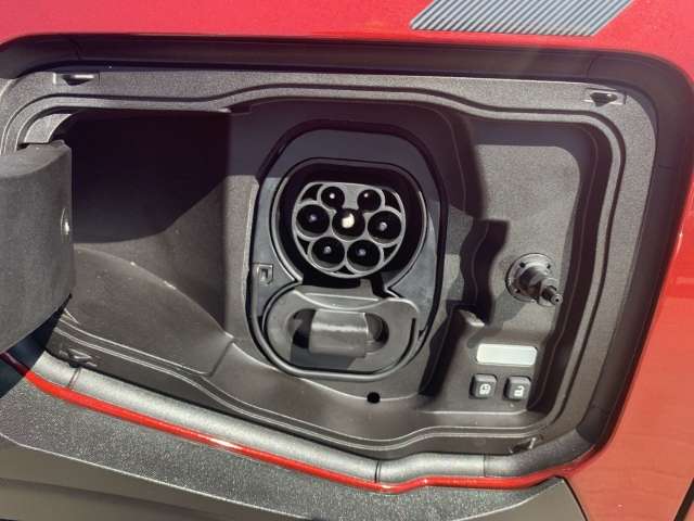 Fahrzeugbild eines Renault 4 E-TECH