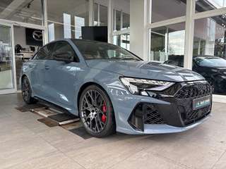 Schräge Frontansicht auf einen Audi RS3 , freigestellt
