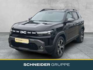 Schräge Frontansicht auf einen Dacia Duster , freigestellt
