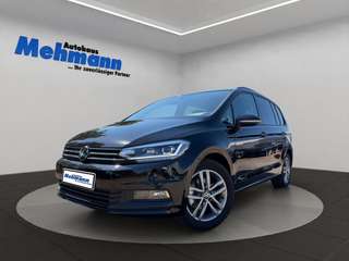 Schräge Frontansicht auf einen Volkswagen Touran , freigestellt
