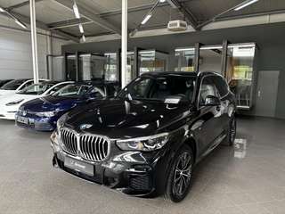 Schräge Frontansicht auf einen BMW X5 , freigestellt