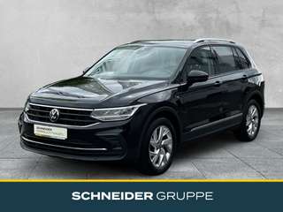 Schräge Frontansicht auf einen Volkswagen Tiguan , freigestellt