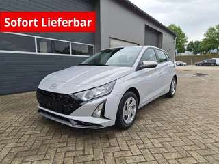 Schräge Frontansicht auf einen Hyundai i20 , freigestellt