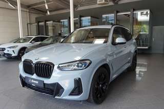 Schräge Frontansicht auf einen BMW X3 , freigestellt
