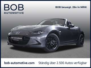 Schräge Frontansicht auf einen Mazda MX-5 , freigestellt