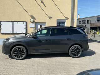 Schräge Frontansicht auf einen Peugeot 5008 , freigestellt