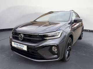 Schräge Frontansicht auf einen Volkswagen Taigo , freigestellt