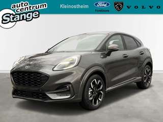 Schräge Frontansicht auf einen Ford Puma , freigestellt