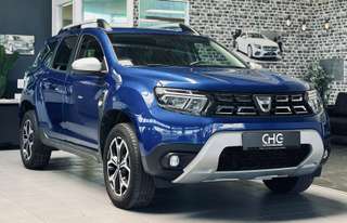 Schräge Frontansicht auf einen Dacia Duster , freigestellt