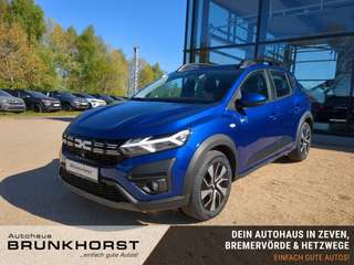 Schräge Frontansicht auf einen Dacia Sandero , freigestellt