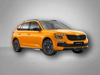 Schräge Frontansicht auf einen Skoda Kamiq , freigestellt