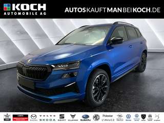 Schräge Frontansicht auf einen Skoda Karoq , freigestellt