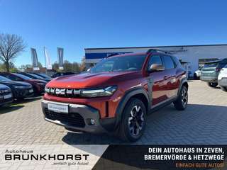 Schräge Frontansicht auf einen Dacia Duster , freigestellt