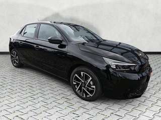 Schräge Frontansicht auf einen Opel Corsa , freigestellt