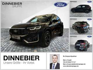 Schräge Frontansicht auf einen Ford Kuga , freigestellt