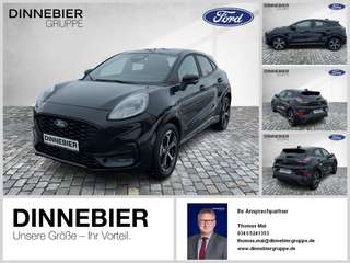 Schräge Frontansicht auf einen Ford Puma , freigestellt