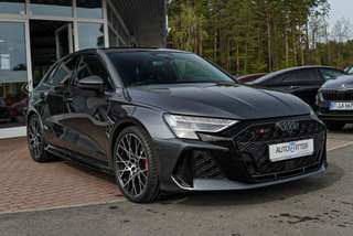 Schräge Frontansicht auf einen Audi RS3 , freigestellt