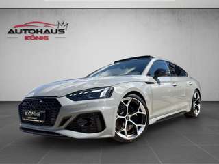 Schräge Frontansicht auf einen Audi RS5 , freigestellt