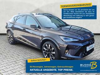 Schräge Frontansicht auf einen CUPRA Formentor , freigestellt
