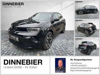 Schräge Frontansicht auf einen Opel Mokka , freigestellt
