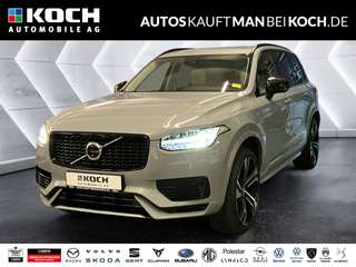 Schräge Frontansicht auf einen Volvo XC90 , freigestellt