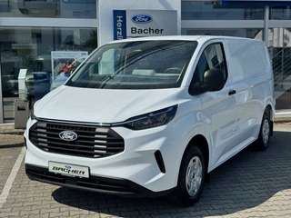 Schräge Frontansicht auf einen Ford Transit Custom , freigestellt