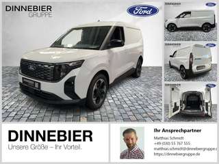 Schräge Frontansicht auf einen Ford Transit Courier , freigestellt