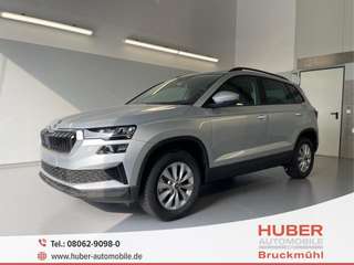 Schräge Frontansicht auf einen Skoda Karoq , freigestellt