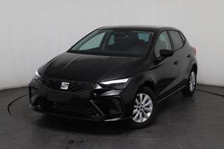 Schräge Frontansicht auf einen SEAT Ibiza , freigestellt