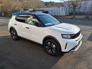 Schräge Frontansicht auf einen Opel Frontera , freigestellt