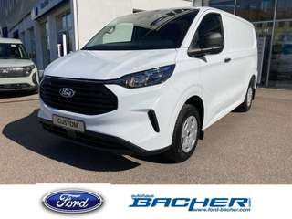 Schräge Frontansicht auf einen Ford Transit Custom , freigestellt