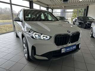 Schräge Frontansicht auf einen BMW X1 , freigestellt