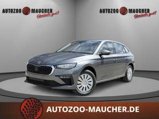 Schräge Frontansicht auf einen Skoda Scala , freigestellt