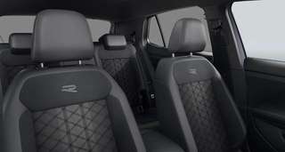 Schräge Frontansicht auf einen Volkswagen T-Cross , freigestellt