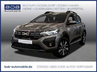 Schräge Frontansicht auf einen Dacia Sandero , freigestellt