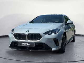 Schräge Frontansicht auf einen BMW 2er-Reihe , freigestellt