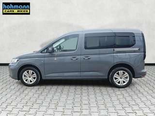 Schräge Frontansicht auf einen Volkswagen Caddy , freigestellt