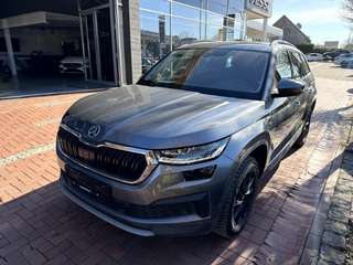 Schräge Frontansicht auf einen Skoda Kodiaq , freigestellt