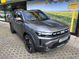 Schräge Frontansicht auf einen Dacia Duster , freigestellt