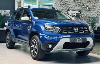 Schräge Frontansicht auf einen Dacia Duster , freigestellt