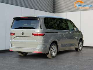 Schräge Frontansicht auf einen Volkswagen Multivan , freigestellt