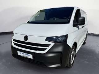 Schräge Frontansicht auf einen Volkswagen Transporter , freigestellt