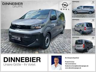 Schräge Frontansicht auf einen Opel Vivaro , freigestellt