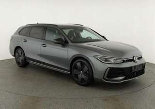Schräge Frontansicht auf einen Volkswagen Passat , freigestellt
